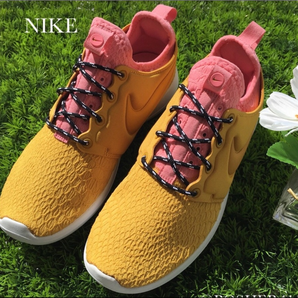 NWOT NIKE GOLD & PINK ROSHE TWO